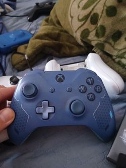 3 xbox controllers