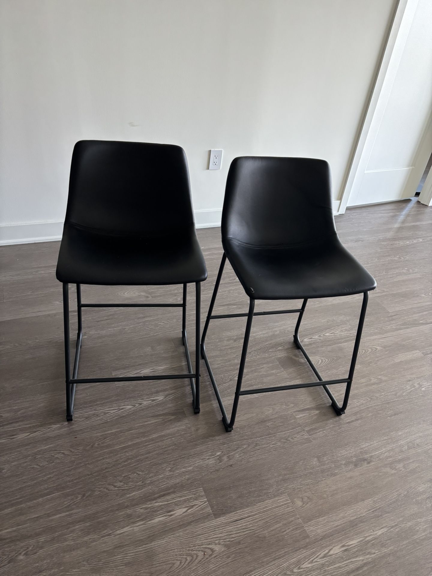 Set Of 2 Black Counter Stools - Sleek & Minimal Design
