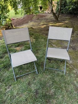 2 Folding Outdoor Chairs 