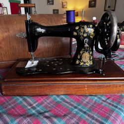 Exceptionally Rare Singer Improved Family w Wrap Around Hand Crank. 