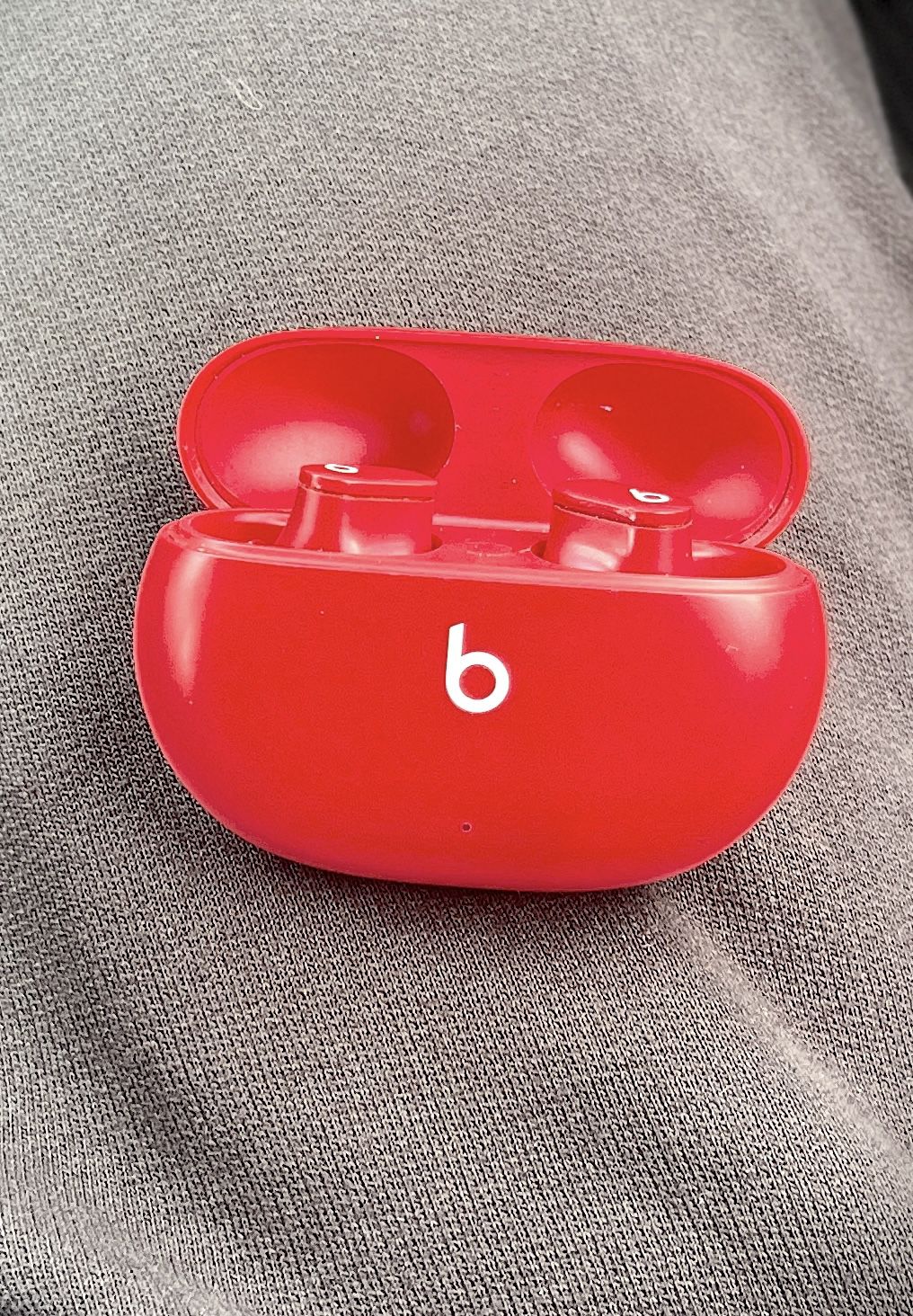 BEATS  RED.    Bluetooth Earplugs 