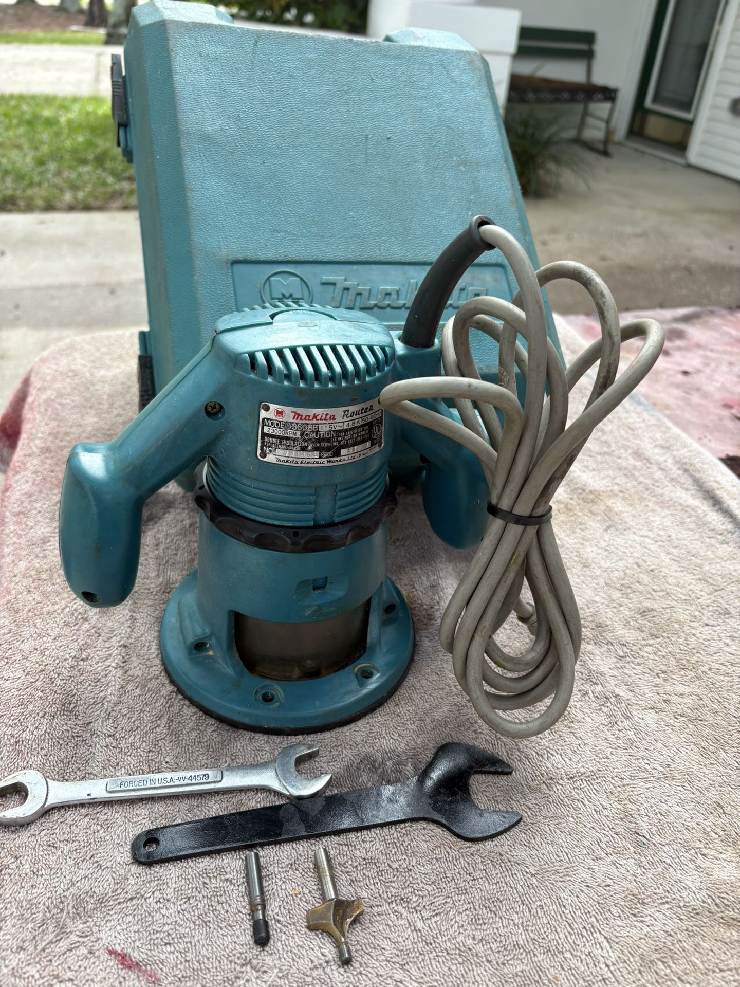 Makita Fixed Base Router Kit-3608B —Clean—W/Case, Collet Wrench, Bits, 8’ Cord