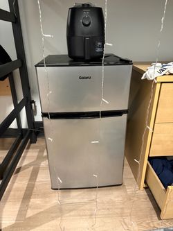 Mini fridge like new