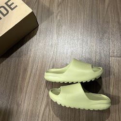 Yeezy Slide: Resin | 10M