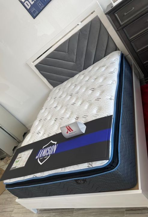 GLOSSY WHITE PLTFORM BED QUEEN OR KING! CINDY SET! BEST SELLER!