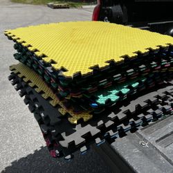 (25) Multi Colored Interlocking Foam Play Area/Gym Floor Mats! Good condition! 1/2” thick! Each Tile 25x25”