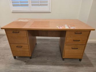 Free desk. Ontario