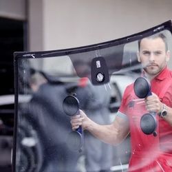 Nice And Clear Auto Glass Replacement.  HABLAMOS ESPANOL TAMBIEN LLAME YA OH CUALQUIER HORA NO IMPORTA PARA INFORMACION GRACIAS.