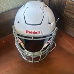 Riddell Helmet Large Year 2024 And Free Shoulder Pads And Maximum Life Of Helmet Is 10 Years 