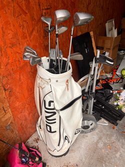 Vintage bag and titlelist clubs with golf cart