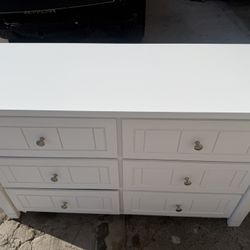 Beautiful Dresser Withe 6 Drawers 