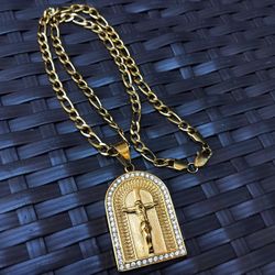 14K gold plated 5mm Figaro chain and pendant