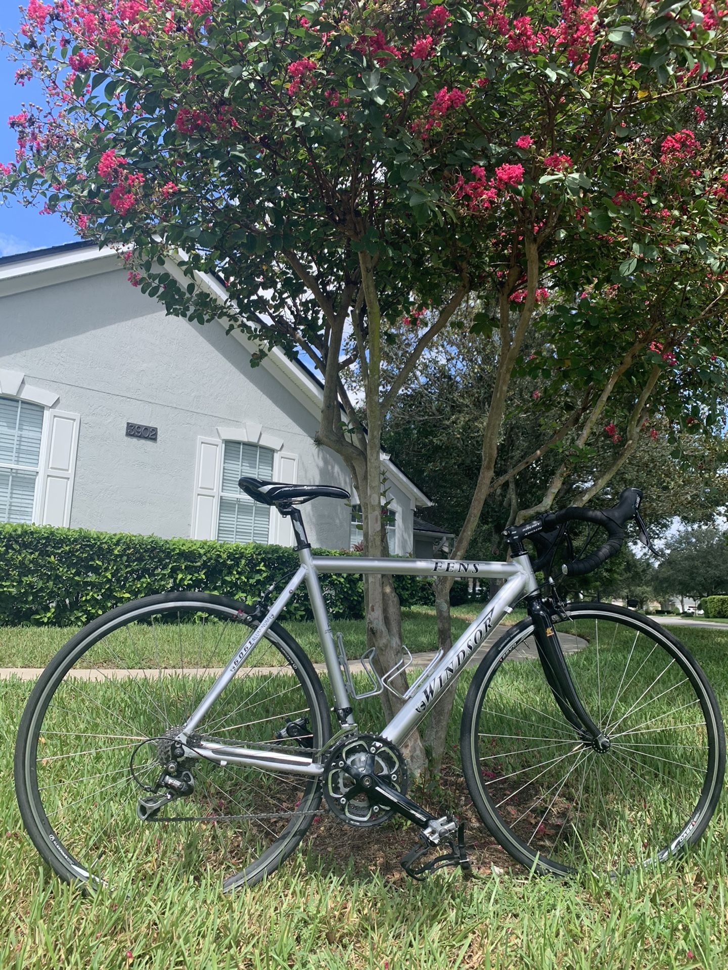 Windsor Fens 6061 Road Bike