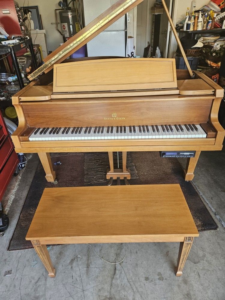 YAMAHA STORY &CLARK  WALNUT PIANO