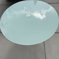 Mesa redonda de vidrio templado con base cromada – Moderna