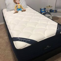 Dreamcloud Hybrid Mattress - Like New !