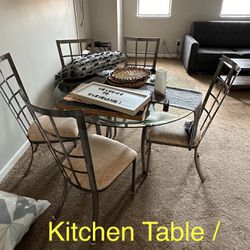 Kitchen table & 5 Chairs 