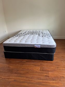 Queen Size Mattress Pillow Top 12" Thick       Brand New Mattress.      Delivery Available.    All Sizes Available 