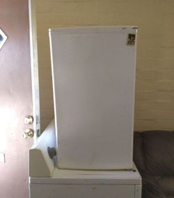 Sanyo mini fridge