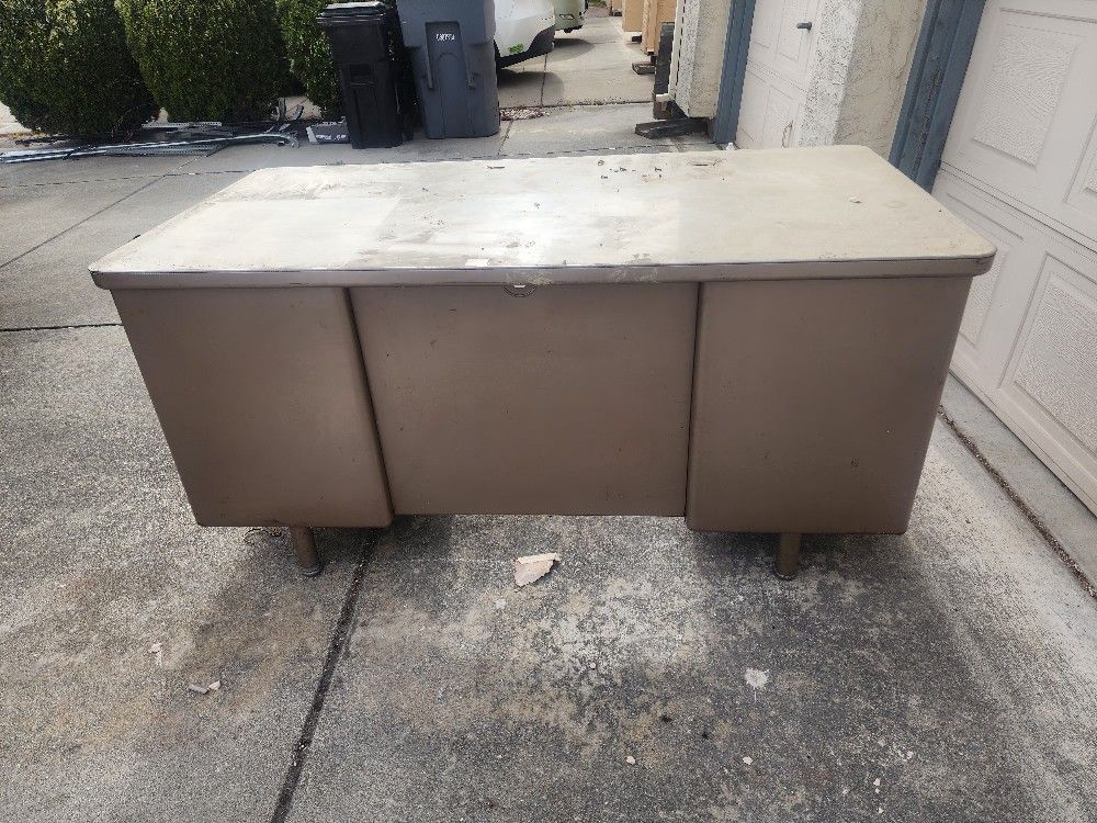 FREE - METAL WORKING DESK