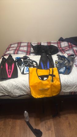 4 sets of snorkeling fins and two masks