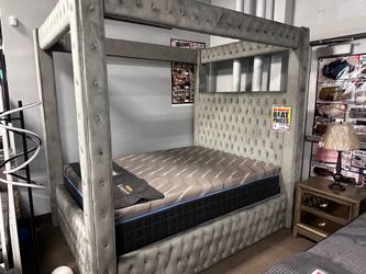 Beautiful canopy bed! W/speakers 📲🖤🔥