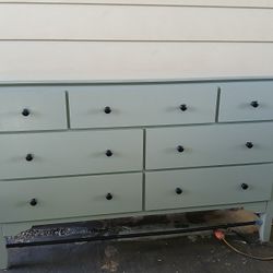 Contemporary 7 Drawer Dresser 