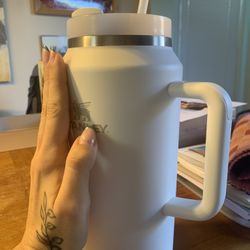 WHITE 64 OZ STANLEY