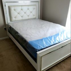 NEW QUEEN SIZE - MATTRESS AND BOX SPRING--2PCS