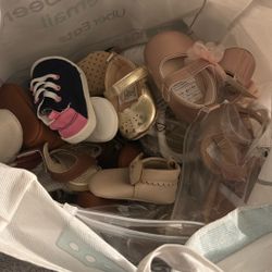 Ola  Estoy Benendiendo Estos Zapatitos Y Guarachitos Para Niña Y Tenesitos Para Resident Nasida  Ay Muchos Nuevos Todos Por $20 .00 Están Nuebos 