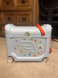 Stokke JetKids BedBox, Arctic Blue - Ride-On Suitcase for Kids 2-7 Years Old (up to 77 lbs) - Transforms Into Bed - Includes Mattress, Decorative Stic