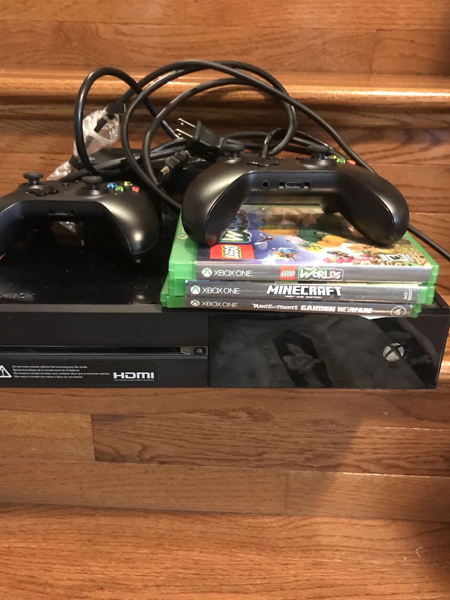 Xbox One w games & controllers