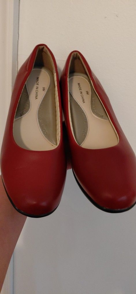 Brand new womens shoes size 9M