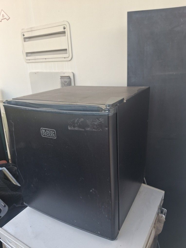 Black and Decker Tabletop Fridge