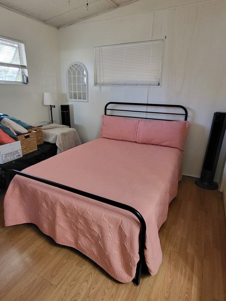 Full Size Bed With Linen Set