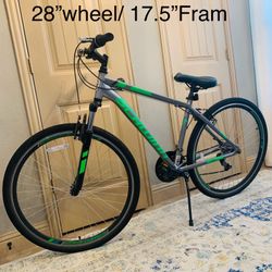 Like New Schwinn GTX-1 Mountain Bike / 28” Wheel/ 17.5”Frame 