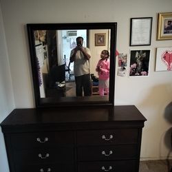 Good six drawer dresser with mirror in good condition (MAKE OFFER NOT FIRM ON PRICE)