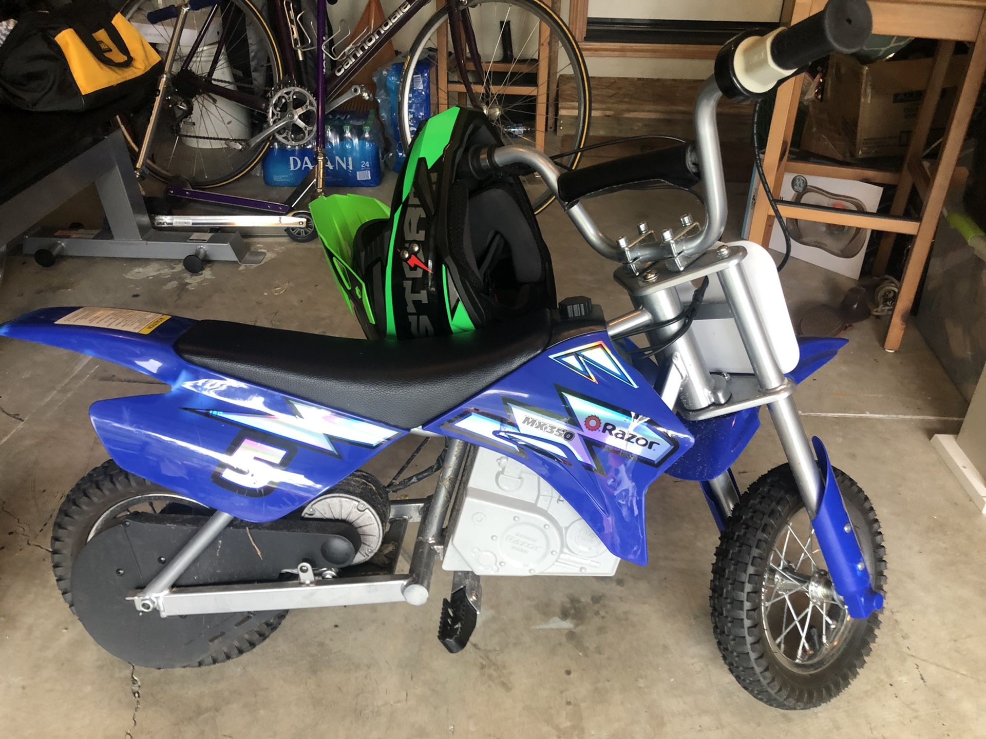 RAZOR MX-350 24-Volt DIRT ROCKET ELECTRIC MOTOCROSS BIKE - BLUE (BRAND NEW HELMET INCLUDED)