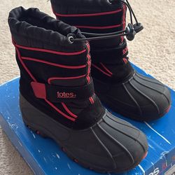Boy’s Size 4 Winter Boots