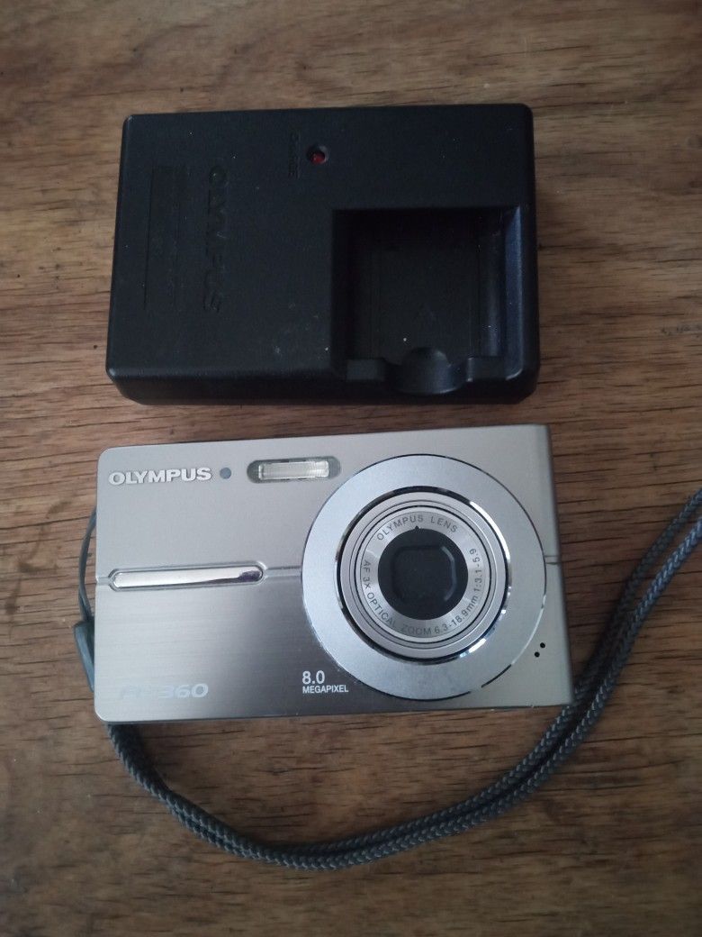 OLYMPUS FE-360 DIGITAL CAMERA 2.5" LCD 3X OPTICAL ZOOM 8.0 MPX TESTED WORKING GREAT