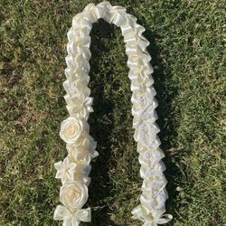 Pearl graduation lei