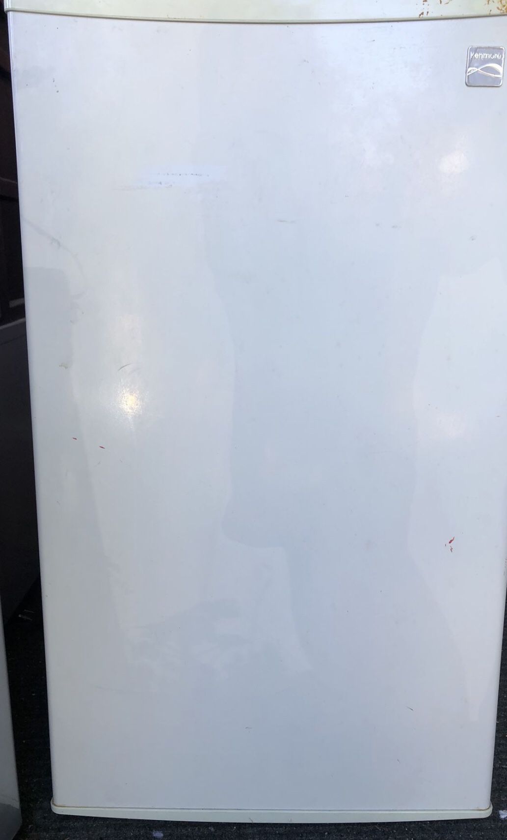 Refrigerator ( Large Mini W/ Freezer ❄️👌✨)
