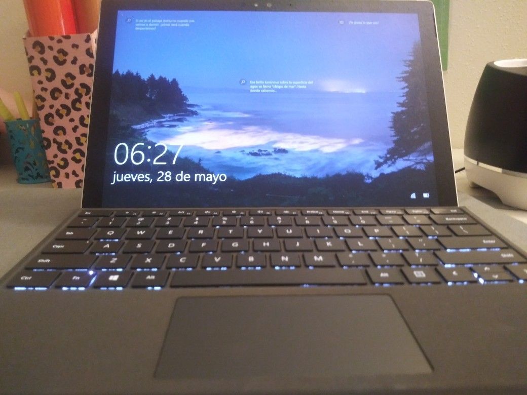 Mictosoft Surface pro 4 8 gb RAM i5