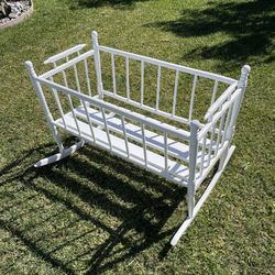 White Baby Wood bassinet 