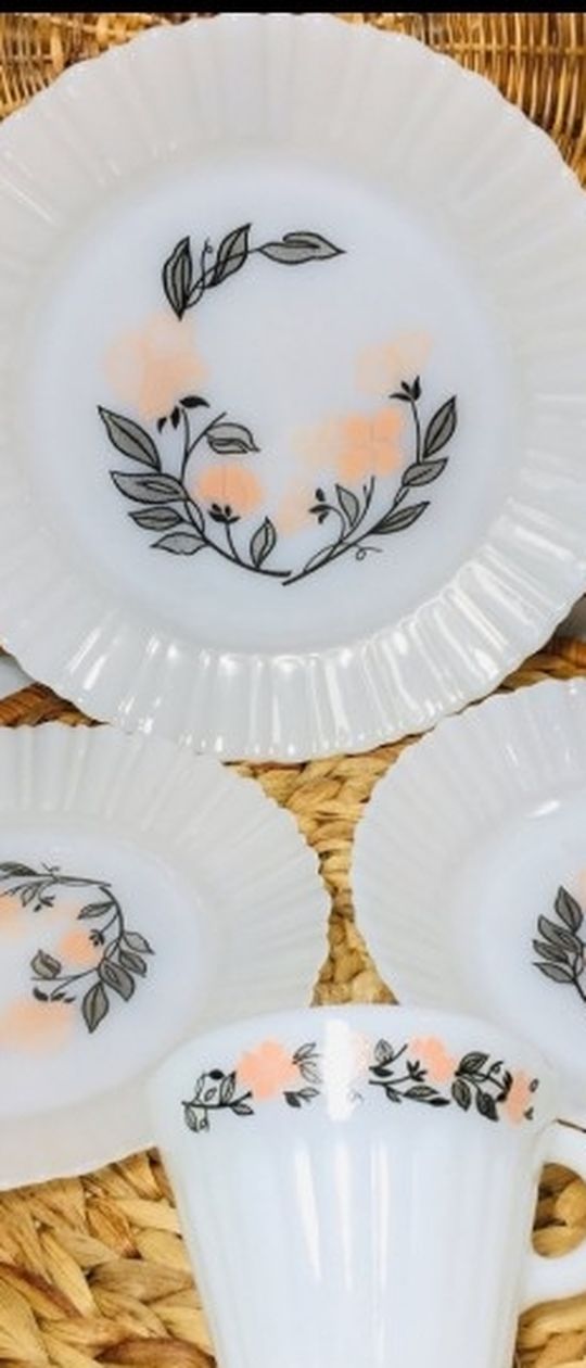 Vintage, 1969s, Made in Mexico Milk glass plate and cup. 3 plates end 1 cup Excellent condition for vintage antiquity. Please check the photos carefu