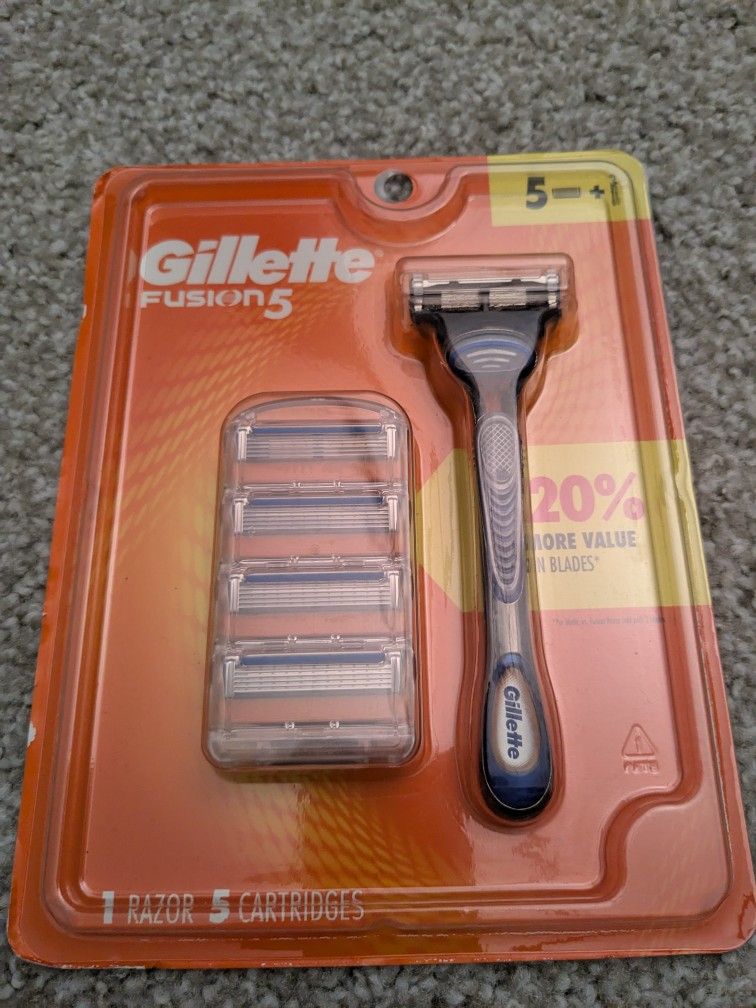 Gillette Fusion 5 handle with blades.