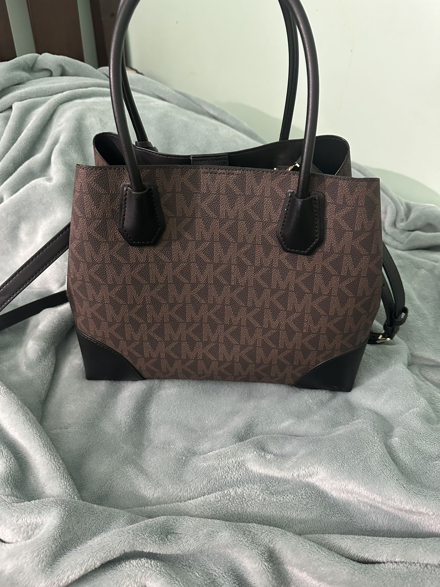 I'm selling a new Michael Kors wallet.