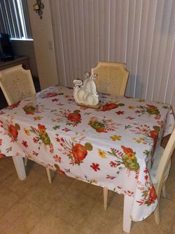 Farmhouse style table with 3 cream chairs guc