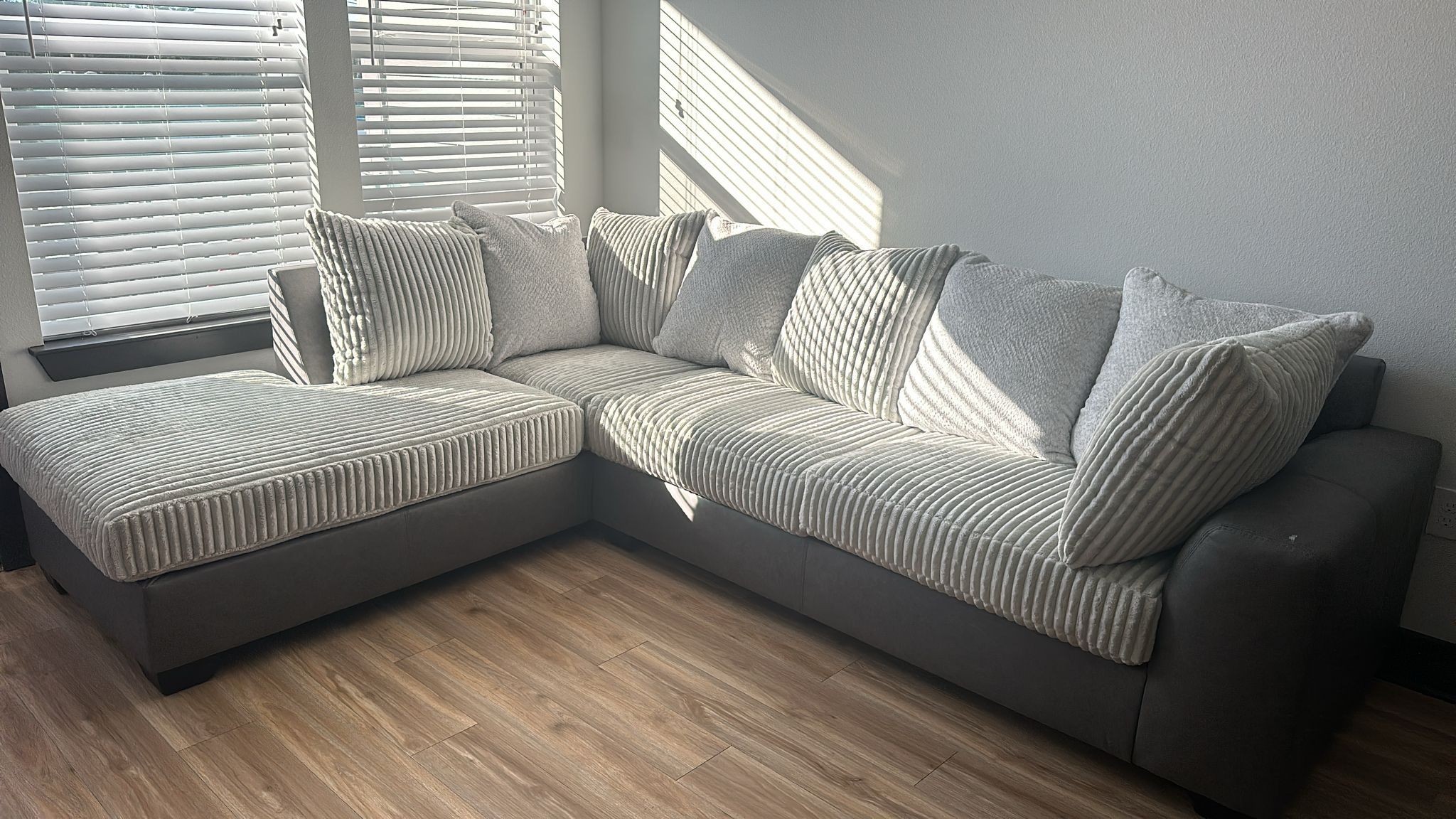 L Shape Sectional. 🚚WE DELIVER🚚