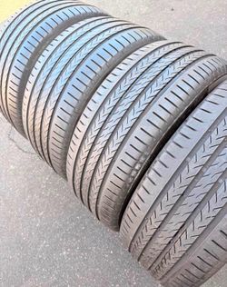 285/45/20 Vendo set de Tires con 80% de vida las 4